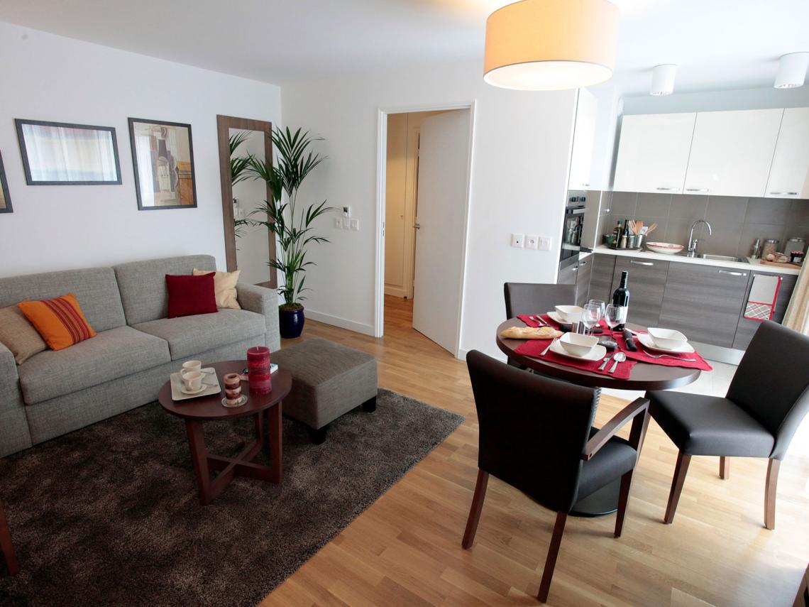  : Cuisine ouverte sur la salle à manger dans un appartement