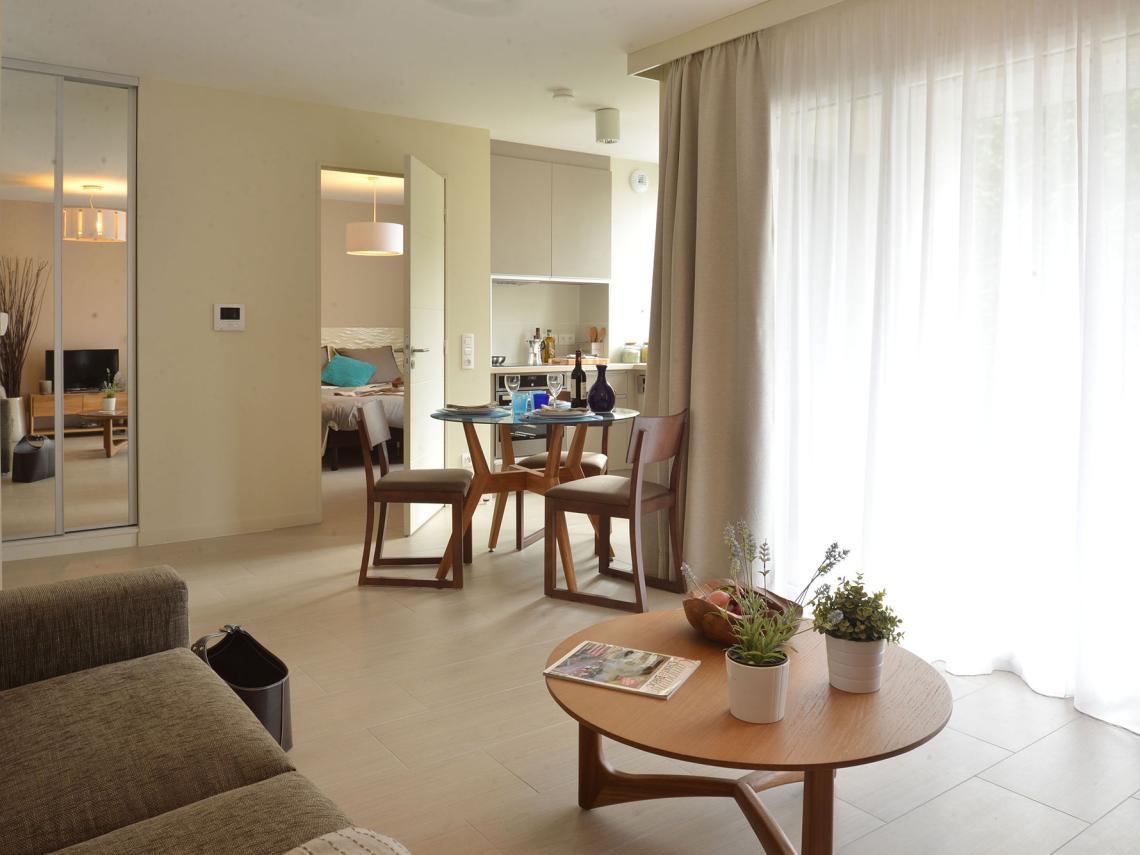  : Salon d'un appartement de la résidence avec services Arcachon