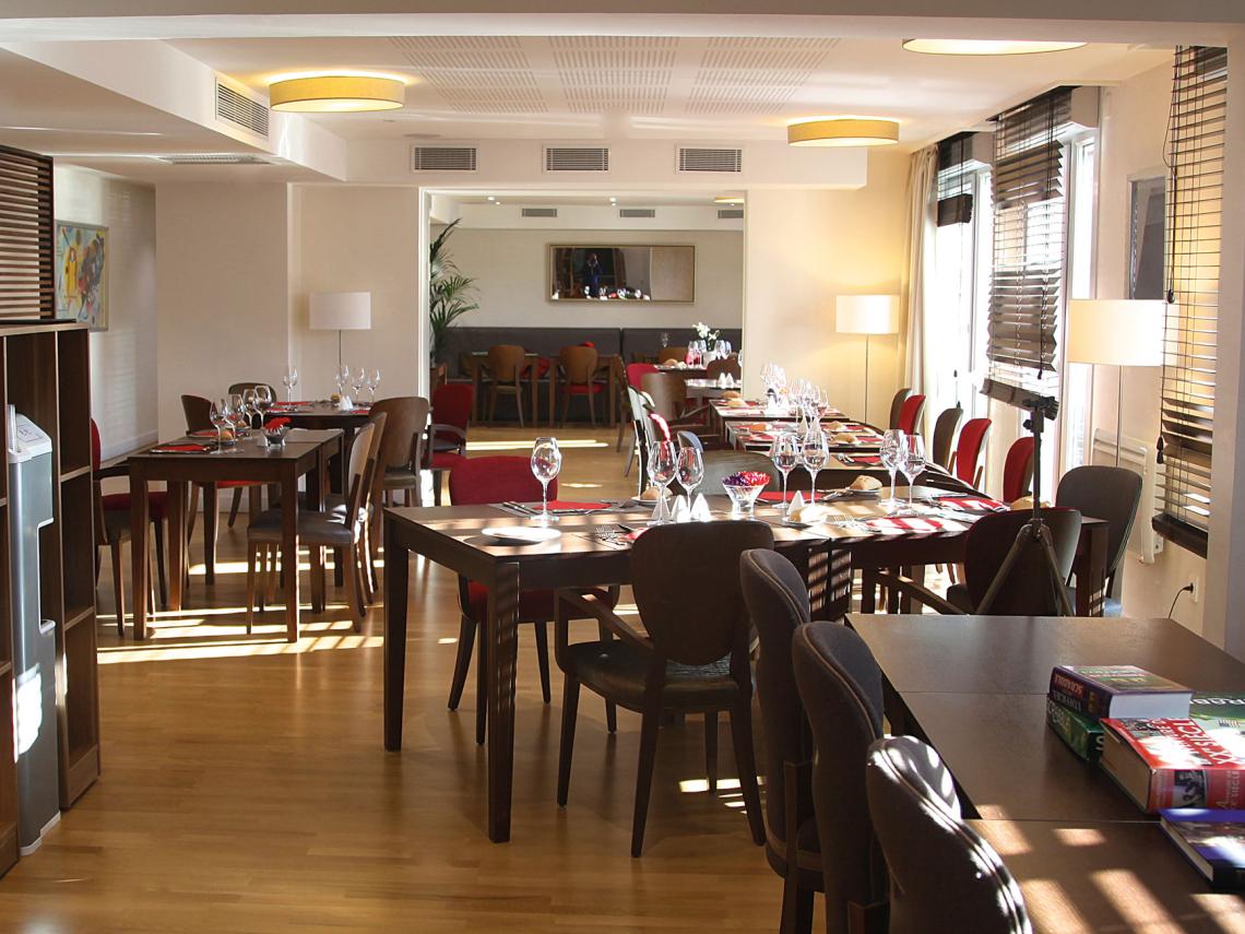  : Restaurant de la résidence avec services Cour des Lys Sèvres
